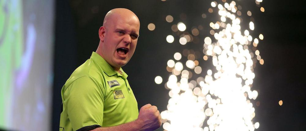 Michael van Gerwen bejubelt seinen Halbfinalsieg gegen Raymond van Barneveld bei der Darts-WM in London.