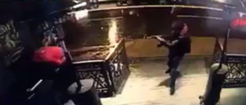 Bilder einer Überwachungskamera am Eingang des Clubs zeigen den Attentäter.