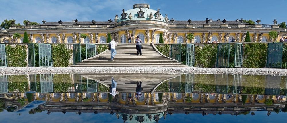 Darf auf keiner Stadtführung fehlen, auch nicht auf der musikalischen. Das Schloss Sanssouci in Potsdam.