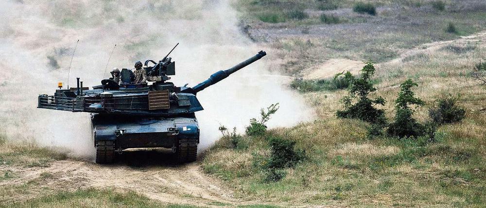 US-Kampfpanzer bei einem Manöver in Bulgarien. Auch durch die Lausitz soll jetzt Militärgerät nach Polen rollen.