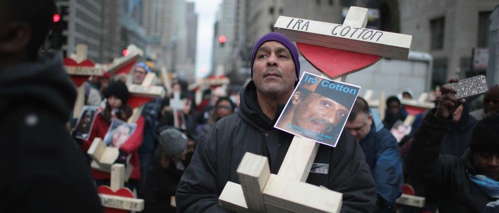 Erich Lewis beklagt den Tod seines Freundes. Gemeinsam mit Aktivisten und Familienangehörigen von Opfern der Gewalt in Chicago protestierte er am letzten Tag des Jahres 2016 gegen die immer weiter steigende Zahl von Morden in der Stadt.