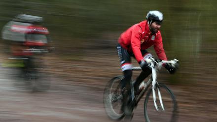 Mit Vollgas gegen Krebs. Der frühere Radprofi Jens Voigt fährt die Höhenmeter des Mount Everest auf dem Teufelsberg.