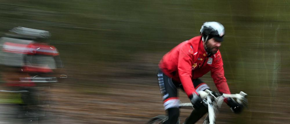 Mit Vollgas gegen Krebs. Der frühere Radprofi Jens Voigt fährt die Höhenmeter des Mount Everest auf dem Teufelsberg.