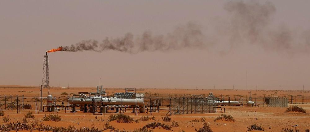 Der dramatische Verfall des Ölpreises - hier ein Foto von Ölförderanlagen im Gebiet Khouris - bewirkte, dass Saudi-Arabien Privatunternehmen für öffentliche Aufträge nicht bezahlen konnte.