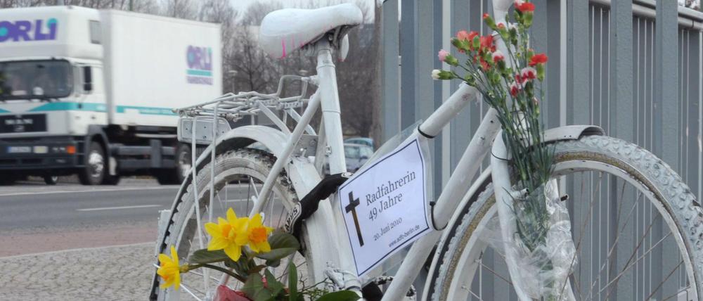 Geisterräder erinnern in ganz Berlin an verstorbene Radfahrer.