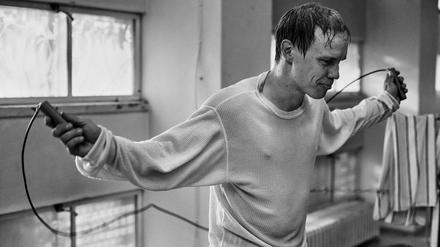 Er ist mit dem Kopf woanders als beim Sport. Jarkko Lahti spielt den finnischen Boxstar Olli Mäki.