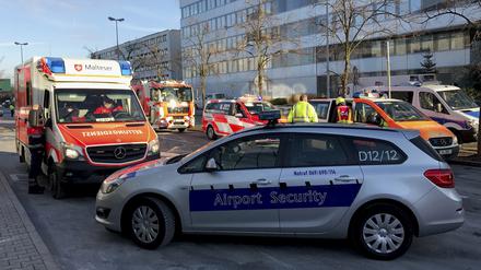 Rettungsfahrzeuge am Terminal 1 des Frankfurter Flughafens. Zuvor war ein mit 75 Menschen besetzter Bus mit einem anderen Fahrzeug auf dem Vorfeld zusammengestoßen.