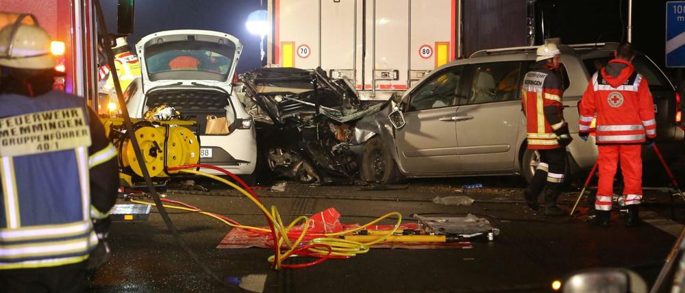 Autowracks und LKWs stehen nach einem Unfall im Nebel am 01.01.2017 auf der Autobahn 7 nahe Bad Grönenbach im Unterallgäu. Im dichten Nebel fuhren auf der A7 mehrere Fahrzeuge ineinander. Menschen starben, einige überleben schwer verletzt.