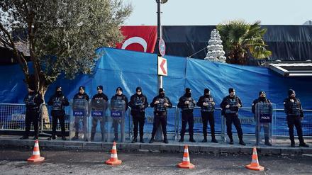 Am Tatort: Polizisten vor dem Nachtclub Reina in Istanbul 