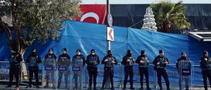 Am Tatort: Polizisten vor dem Nachtclub Reina in Istanbul