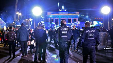 Polizisten auf der Silvesterparty am Brandenburger Tor.