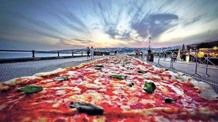 Unter süditalienischen Himmeln. Zwei Kilometer Margherita, die längste Pizza der Welt, Mai 2016. 