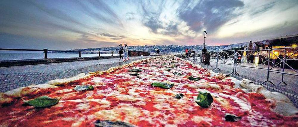 Unter süditalienischen Himmeln. Zwei Kilometer Margherita, die längste Pizza der Welt, Mai 2016. 