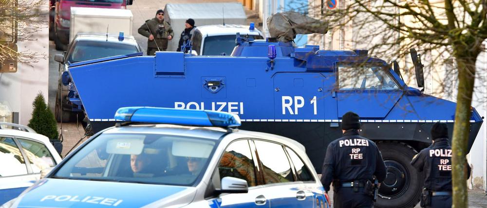 Ein Panzerwagen sichert am Freitag in Lauterecken (Rheinland-Pfalz) die Zufahrt in eine Straße, in der in einem Privathaus bei einer Durchsuchung etwa 100 Kilogramm Sprengstoff gefunden wurden.