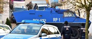 Ein Panzerwagen sichert am Freitag in Lauterecken (Rheinland-Pfalz) die Zufahrt in eine Straße, in der in einem Privathaus bei einer Durchsuchung etwa 100 Kilogramm Sprengstoff gefunden wurden.
