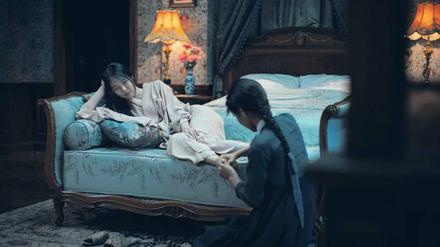 Fußpflege als Liebesdienst. Die junge Taschendiebin Sookee (Kim Tae-ri) kümmert sich um die reiche und einsame Lady Hideko (Kim Min-hee). 