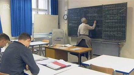 Mit Stift und Papier. Der Unterricht in den Kollegtagschulen ergänzt das Lernen vor dem Fernsehbildschirm. 