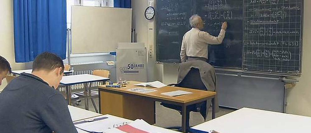 Mit Stift und Papier. Der Unterricht in den Kollegtagschulen ergänzt das Lernen vor dem Fernsehbildschirm.