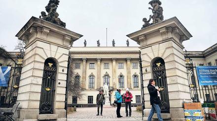 „Blöde Situation“. Die Humboldt-Universität darf bei ihrer Entscheidung Präzendenzfalle nicht ignorieren. Die undankbare Aufgabe, über Holms Zukunft an der HU zu entscheiden, hat Präsidentin Sabine Kunst. 