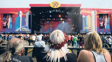Wo sonst Jockeys ihre Vollblüter Runde um Runde zu Höchstleistungen treiben, könnten im September Pop-Acts auftreten.