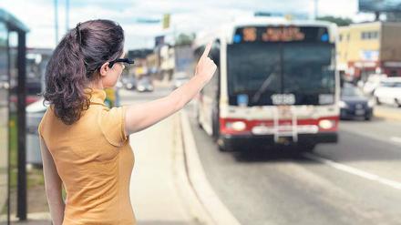 Alltagshelfer. Gesichter erkennen, Straßenschilder lesen, in den richtigen Bus steigen: In Situationen, in denen die Braille-Schrift an Grenzen stößt, kann Orcam Auskunft geben. 