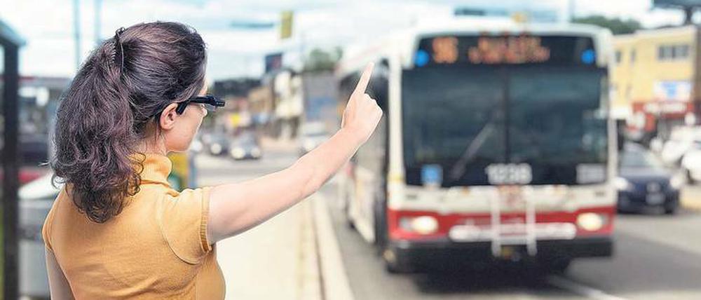 Alltagshelfer. Gesichter erkennen, Straßenschilder lesen, in den richtigen Bus steigen: In Situationen, in denen die Braille-Schrift an Grenzen stößt, kann Orcam Auskunft geben.