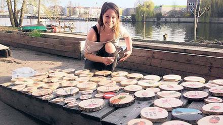Alles aus Holz. Eva Wimmer gestaltet auch Baumscheiben.