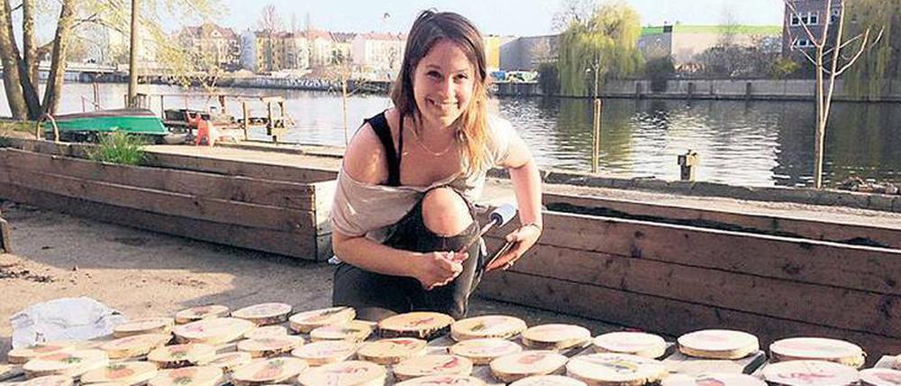 Alles aus Holz. Eva Wimmer gestaltet auch Baumscheiben.