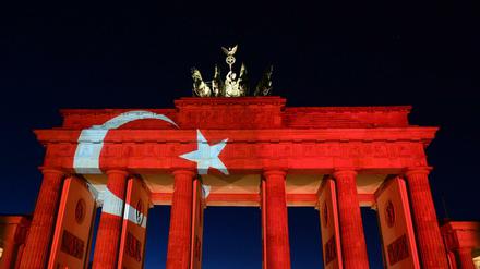 Das Brandenburger Tor ist am 2. Januar 2017 zum Gedenken an die Opfer des Anschlags in Istanbul in den Farben der türkischen Flagge angestrahlt.