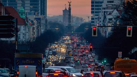 Berliner Verkehrsader, aufgenommen vom Theodor-Heuss-Platz.