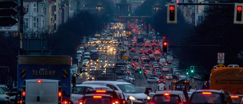 Berliner Verkehrsader, aufgenommen vom Theodor-Heuss-Platz.