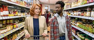 Kassensturz. Der besucherstärkste deutsche Film war 2016 die Flüchtlingskomödie "Willkommen bei den Hartmanns": Szene mit Senta Berger und Eric Kabongo.