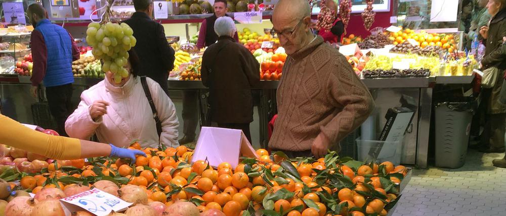Clementinen, Kakis und Granatäpfel werden in der Markthalle von Valencia der "Mercado Central" zum Verkauf angeboten. Mit Orangen ist derzeit kaum ein Geschäft zu machen.