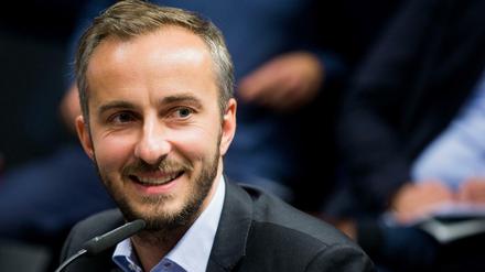 Jan Böhmermann kann wieder lachen. Das Strafverfahren gegen ihn ist eingestellt, und die Regierung schuldet ihm ein paar Erklärungen.