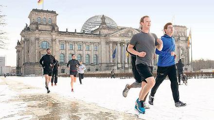 Immer gut gelaunt. Der Facebook-Gründer läuft am 25. Februar 2016 durch Berlin.