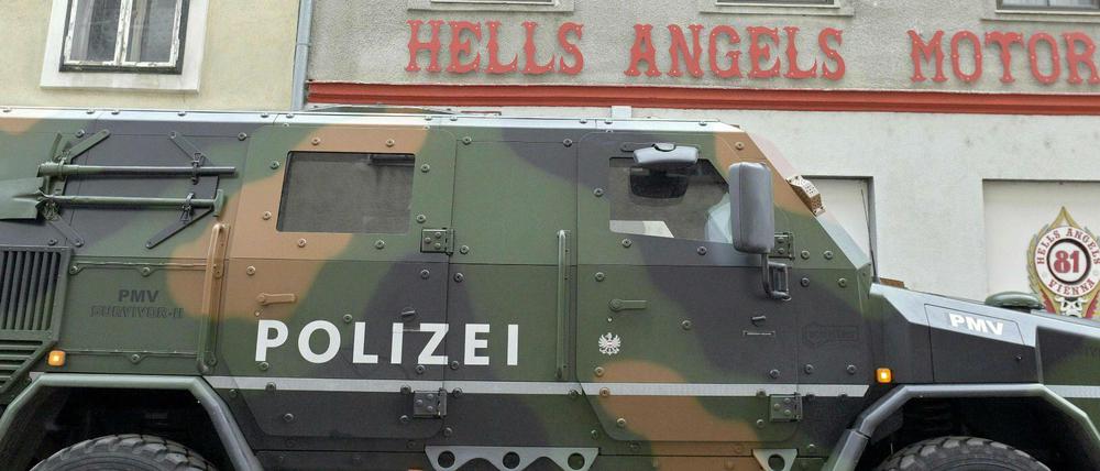 Die Polizei war nach einem Hinweis mit 100 Einsatzkräften vor dem Lokal erschienen.