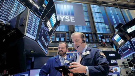 An der Börse kommt Trumps Plan gut an, die Aktienkurse steigen. Vor allem die Papiere von Banken haben sich zuletzt verteuert. 