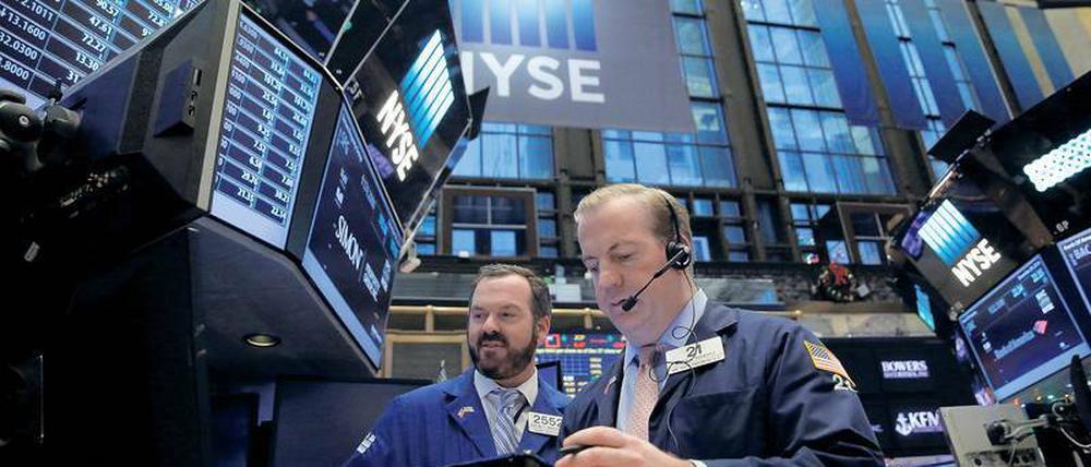 An der Börse kommt Trumps Plan gut an, die Aktienkurse steigen. Vor allem die Papiere von Banken haben sich zuletzt verteuert.