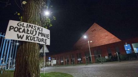"Glinski, küss meine Kultur", hat ein Unbekannter auf Polnisch auf dieses Plakat vor dem Museum geschrieben.