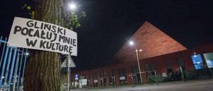 "Glinski, küss meine Kultur", hat ein Unbekannter auf Polnisch auf dieses Plakat vor dem Museum geschrieben.