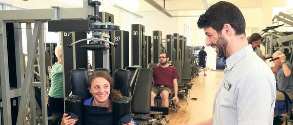 Straffer Terminkalender. Geschäftsleiter Ilker Akar erklärt Kunden im Studio am Ernst-Reuter-Platz das Kurztraining. 