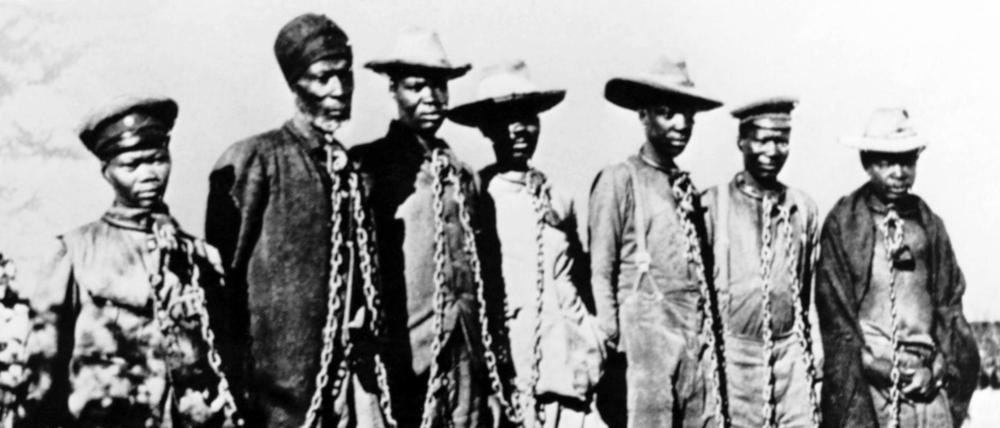 Gefangene Hereros während des Herero-Aufstandes in der deutschen Kolonie Deutsch-Südwestafrika ( Namibia ) 1904. 