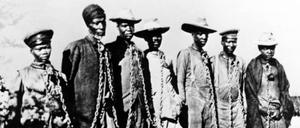 Gefangene Hereros während des Herero-Aufstandes in der deutschen Kolonie Deutsch-Südwestafrika ( Namibia ) 1904. 