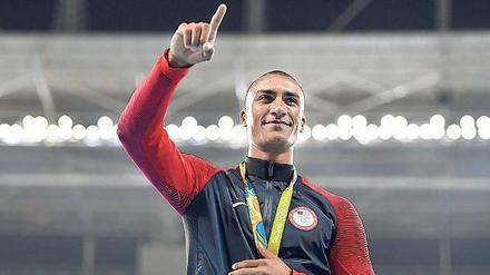 Mann und Gold. Asthon Eaton bei der Siegerehrung in Rio. 