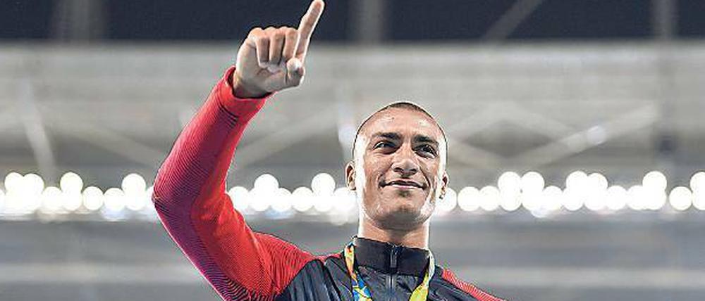 Mann und Gold. Asthon Eaton bei der Siegerehrung in Rio.