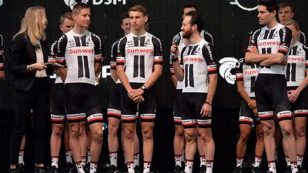 So sieht die Zukunft aus. Das deutsche Radteam Sunweb mit Simon Geschke (am Mikro) bei der Präsentation am Donnerstag auf dem Flughafen Münster-Osnabrück.