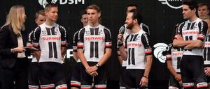 So sieht die Zukunft aus. Das deutsche Radteam Sunweb mit Simon Geschke (am Mikro) bei der Präsentation am Donnerstag auf dem Flughafen Münster-Osnabrück.