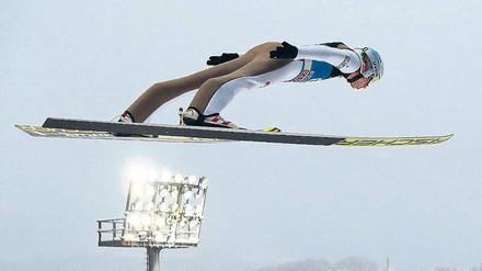 Die Ruhe in der Luft. Für Kamil Stoch spricht seine Erfahrung. Der Pole hat schon so manchen großen Wettkampf für sich entschieden. Foto: dpa/Kamann