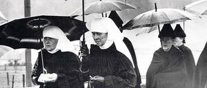 Heilig. Gerti Deutschs Fotografie „Begräbnis, Bregenzerwald“ entstand nach dem Krieg, ca. 1950.