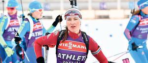 Alles auf Anfang. Darja Domratschewa dominierte die Konkurrenz bis 2015. Dann erkrankte sie am Pfeifferschen Drüsenfieber und musste die komplette vergangene Saison aussetzen. Nach der Geburt ihrer Tochter läuft sie nun wieder in Oberhof im Weltcup.